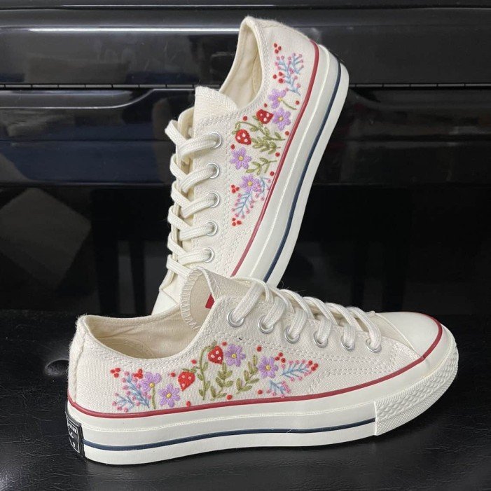 Renkli Çiçek Desenli Özel Nakışlı Beyaz Sneaker Renkli Çiçek Desenli Özel Nakışlı Beyaz Sneaker