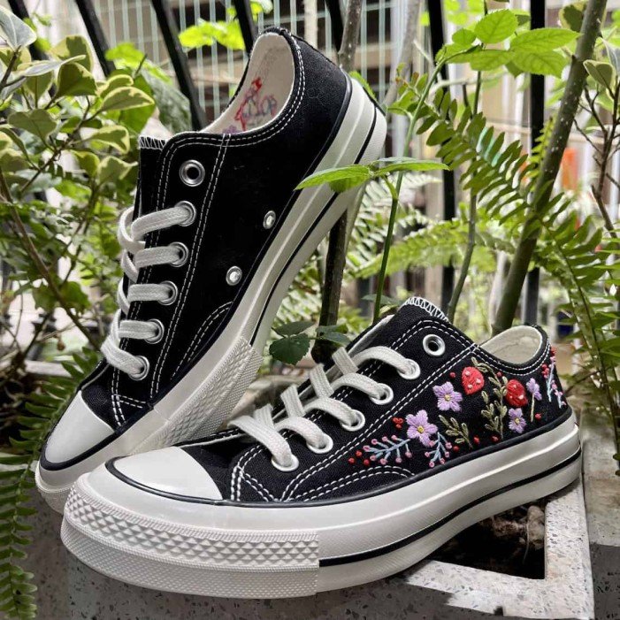 Renkli Çiçek Desenli Özel Nakışlı Siyah Sneaker Renkli Çiçek Desenli Özel Nakışlı Siyah Sneaker