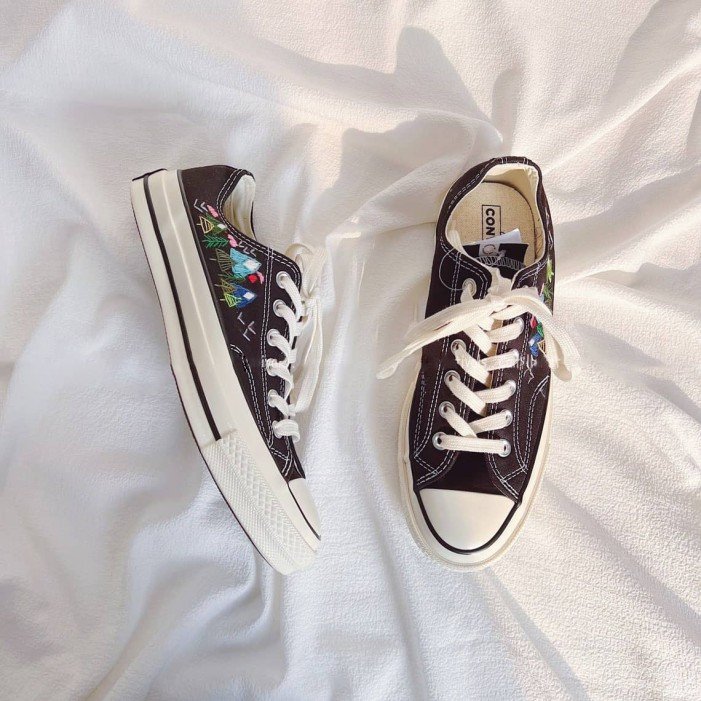 Renkli Çiçek Desenli Özel Nakışlı Siyah Sneaker Renkli Çiçek Desenli Özel Nakışlı Siyah Sneaker