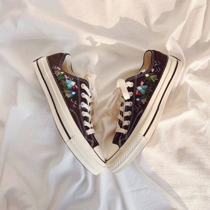 Renkli Çiçek Desenli Özel Nakışlı Siyah Sneaker Renkli Çiçek Desenli Özel Nakışlı Siyah Sneaker