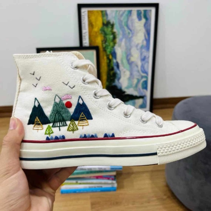 Renkli Çiçek Desenli Özel Nakışlı Beyaz Sneaker Renkli Çiçek Desenli Özel Nakışlı Beyaz Sneaker