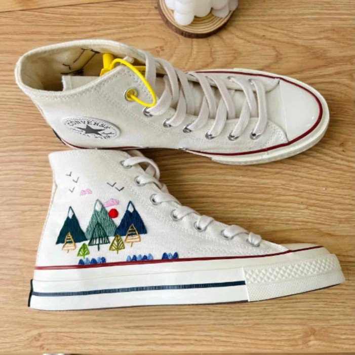 Renkli Çiçek Desenli Özel Nakışlı Beyaz Sneaker Renkli Çiçek Desenli Özel Nakışlı Beyaz Sneaker