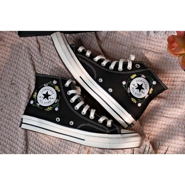 Renkli Çiçek Desenli Özel Nakışlı Siyah Sneaker Renkli Çiçek Desenli Özel Nakışlı Siyah Sneaker