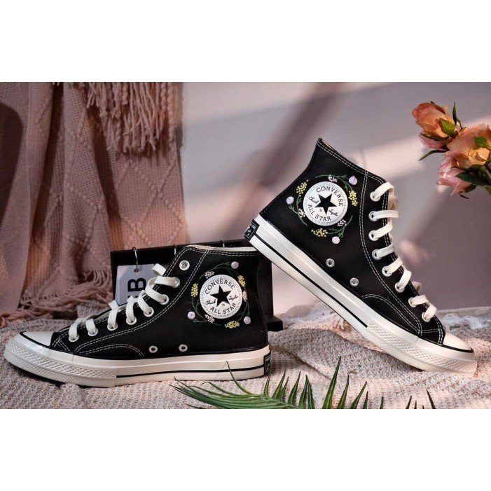 Renkli Çiçek Desenli Özel Nakışlı Siyah Sneaker Renkli Çiçek Desenli Özel Nakışlı Siyah Sneaker