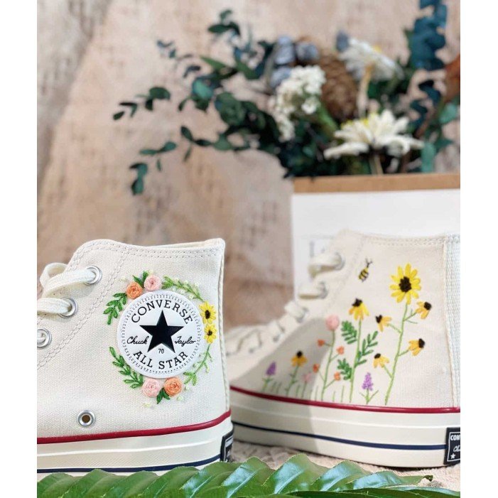 Renkli Çiçek Desenli Özel Nakışlı Beyaz Sneaker Renkli Çiçek Desenli Özel Nakışlı Beyaz Sneaker