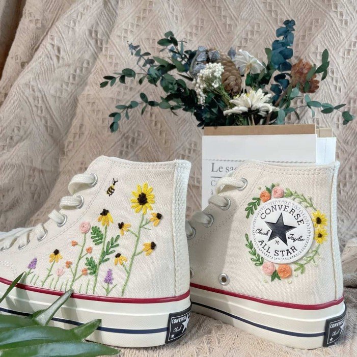 Renkli Çiçek Desenli Özel Nakışlı Beyaz Sneaker Renkli Çiçek Desenli Özel Nakışlı Beyaz Sneaker