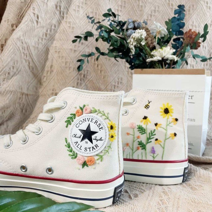 Renkli Çiçek Desenli Özel Nakışlı Beyaz Sneaker Renkli Çiçek Desenli Özel Nakışlı Beyaz Sneaker
