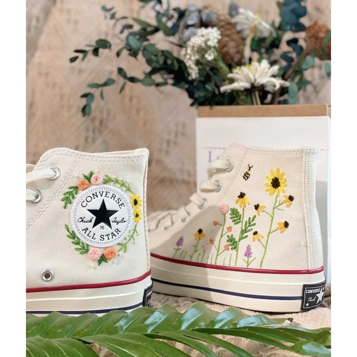 Renkli Çiçek Desenli Özel Nakışlı Beyaz Sneaker Renkli Çiçek Desenli Özel Nakışlı Beyaz Sneaker