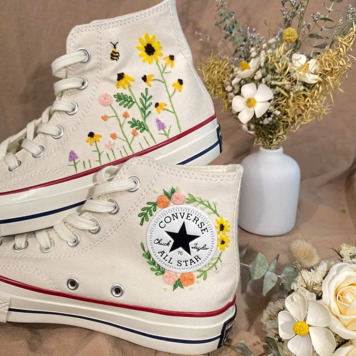 Renkli Çiçek Desenli Özel Nakışlı Beyaz Sneaker Renkli Çiçek Desenli Özel Nakışlı Beyaz Sneaker