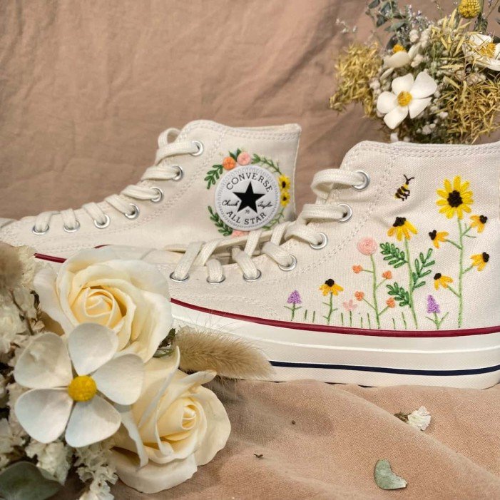 Renkli Çiçek Desenli Özel Nakışlı Beyaz Sneaker Renkli Çiçek Desenli Özel Nakışlı Beyaz Sneaker