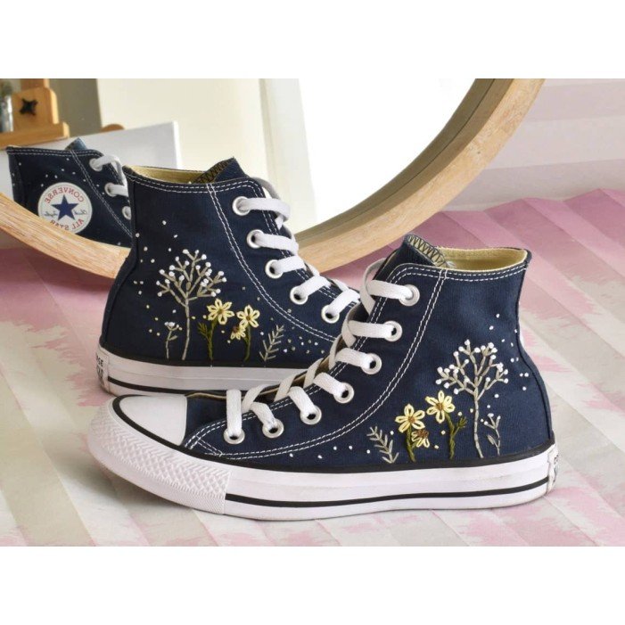 Renkli Çiçek Desenli Özel Nakışlı Siyah Sneaker Renkli Çiçek Desenli Özel Nakışlı Siyah Sneaker