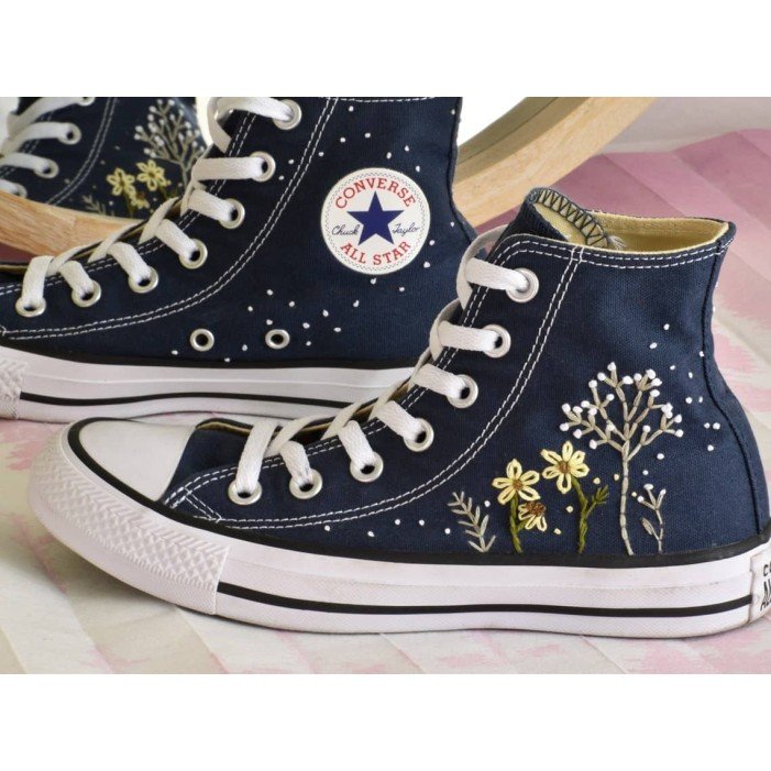 Renkli Çiçek Desenli Özel Nakışlı Siyah Sneaker Renkli Çiçek Desenli Özel Nakışlı Siyah Sneaker