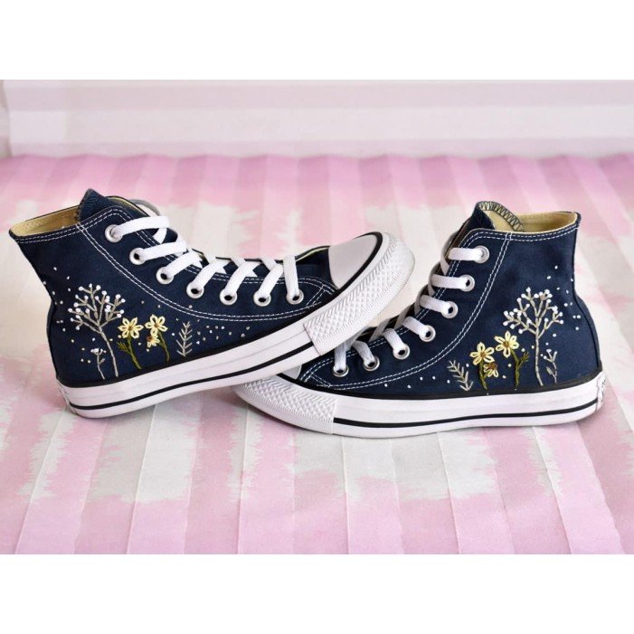 Renkli Çiçek Desenli Özel Nakışlı Siyah Sneaker Renkli Çiçek Desenli Özel Nakışlı Siyah Sneaker