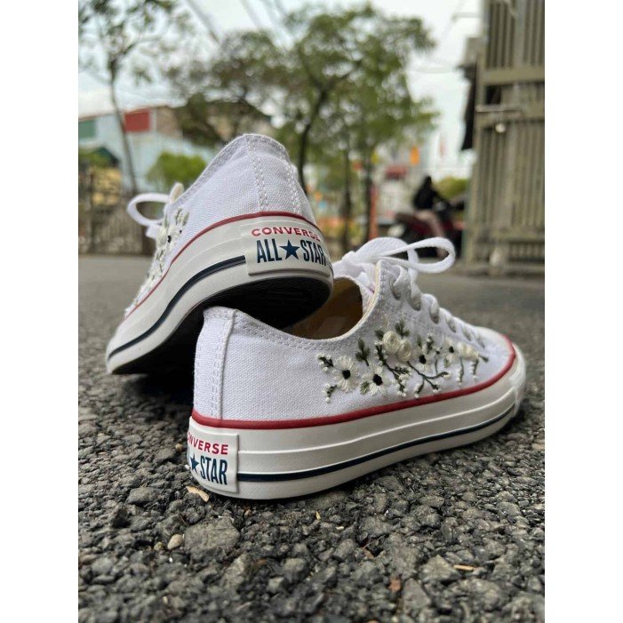 Renkli Çiçek Desenli Özel Nakışlı Beyaz Sneaker Renkli Çiçek Desenli Özel Nakışlı Beyaz Sneaker