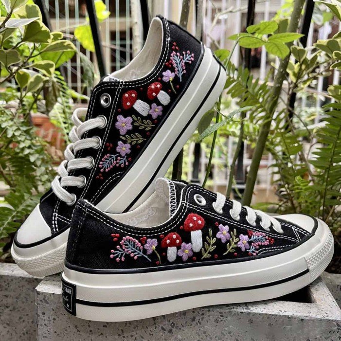 Renkli Çiçek Desenli Özel Nakışlı Siyah Sneaker Renkli Çiçek Desenli Özel Nakışlı Siyah Sneaker