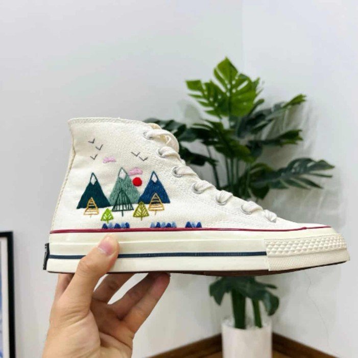 Renkli Çiçek Desenli Özel Nakışlı Beyaz Sneaker Renkli Çiçek Desenli Özel Nakışlı Beyaz Sneaker