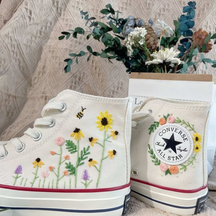 Renkli Çiçek Desenli Özel Nakışlı Beyaz Sneaker Renkli Çiçek Desenli Özel Nakışlı Beyaz Sneaker