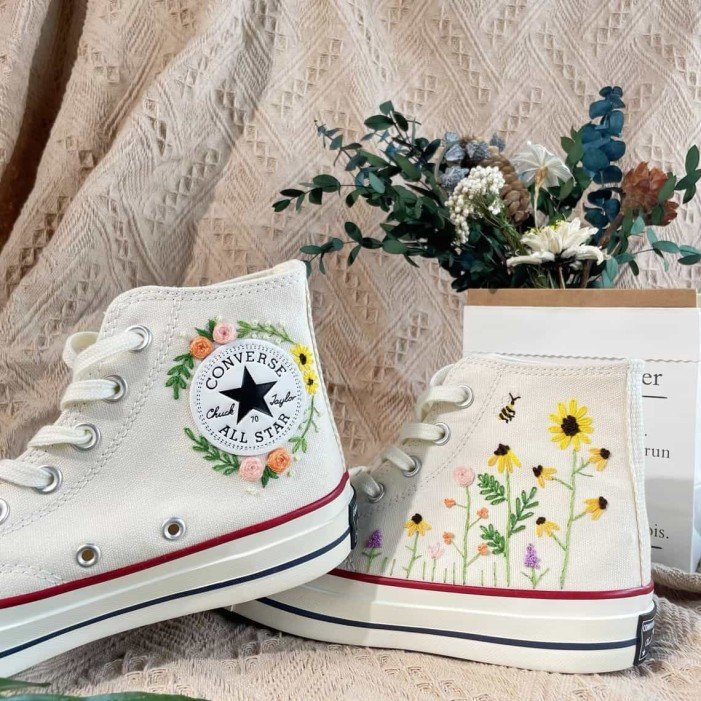 Renkli Çiçek Desenli Özel Nakışlı Beyaz Sneaker Renkli Çiçek Desenli Özel Nakışlı Beyaz Sneaker