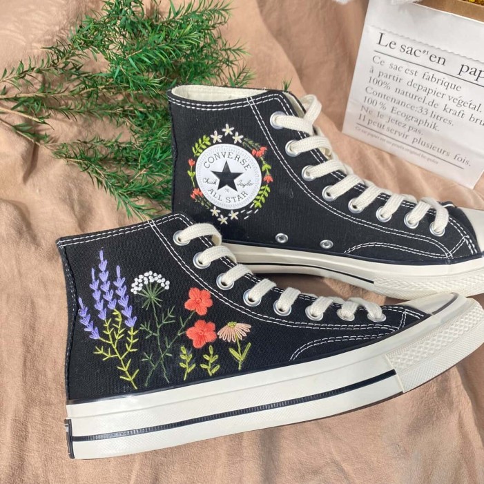 Renkli Çiçek Desenli Özel Nakışlı Siyah Sneaker Renkli Çiçek Desenli Özel Nakışlı Siyah Sneaker