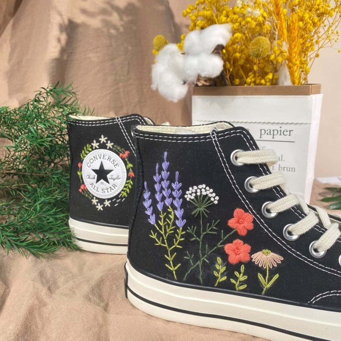 Renkli Çiçek Desenli Özel Nakışlı Siyah Sneaker Renkli Çiçek Desenli Özel Nakışlı Siyah Sneaker