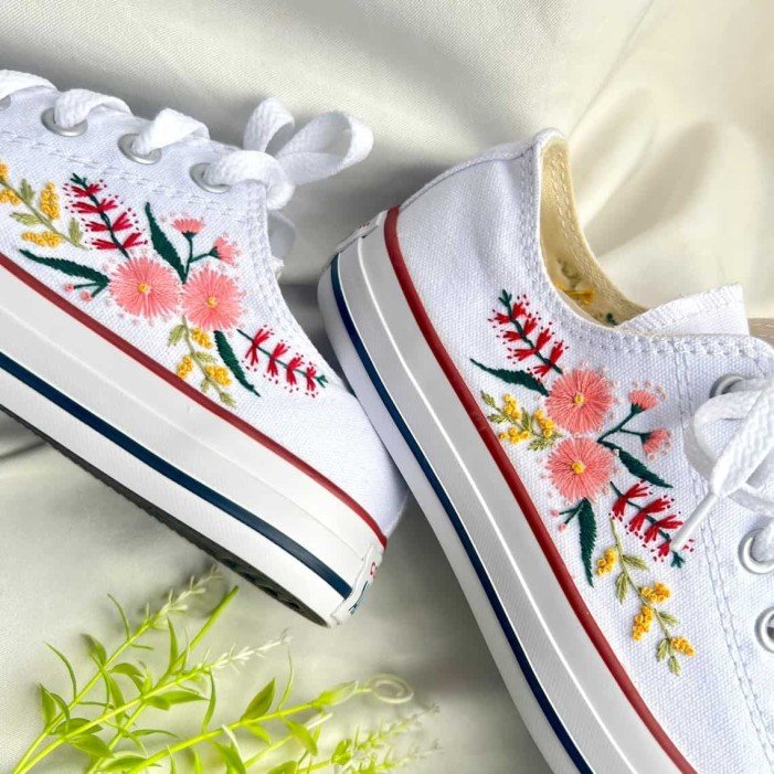 Renkli Çiçek Desenli Özel Nakışlı Beyaz Sneaker Renkli Çiçek Desenli Özel Nakışlı Beyaz Sneaker