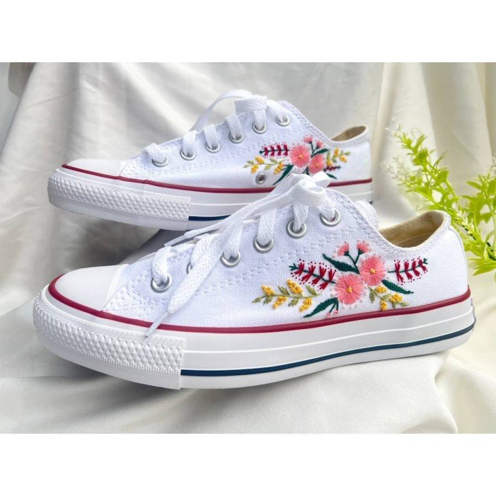 Renkli Çiçek Desenli Özel Nakışlı Beyaz Sneaker Renkli Çiçek Desenli Özel Nakışlı Beyaz Sneaker