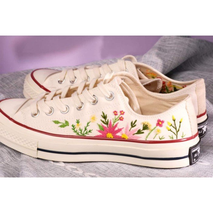 Renkli Çiçek Desenli Özel Nakışlı Beyaz Sneaker Renkli Çiçek Desenli Özel Nakışlı Beyaz Sneaker