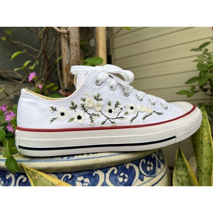 Renkli Çiçek Desenli Özel Nakışlı Beyaz Sneaker Renkli Çiçek Desenli Özel Nakışlı Beyaz Sneaker