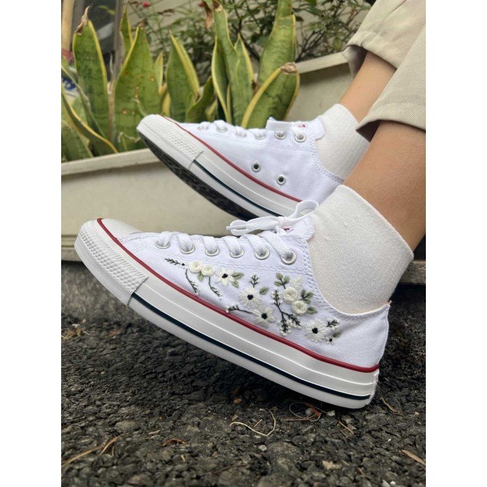 Renkli Çiçek Desenli Özel Nakışlı Beyaz Sneaker Renkli Çiçek Desenli Özel Nakışlı Beyaz Sneaker