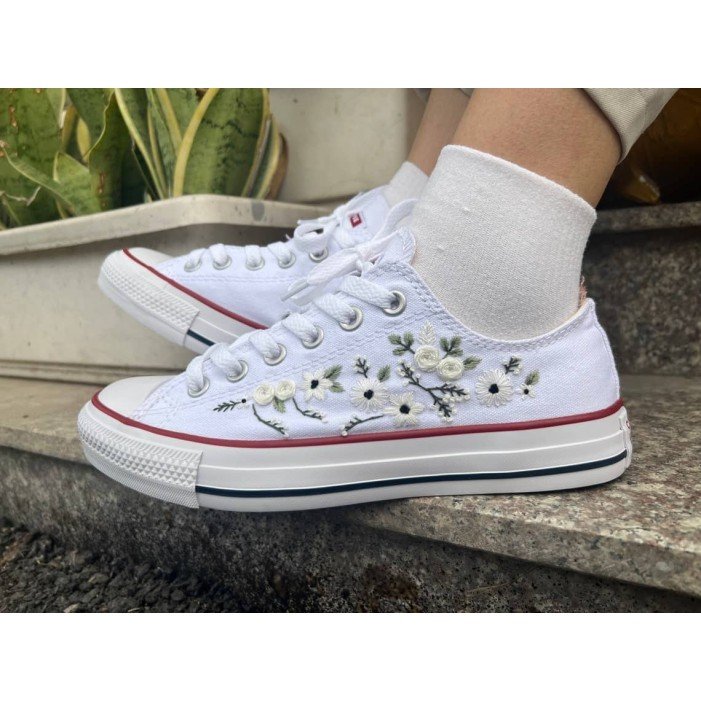 Renkli Çiçek Desenli Özel Nakışlı Beyaz Sneaker Renkli Çiçek Desenli Özel Nakışlı Beyaz Sneaker