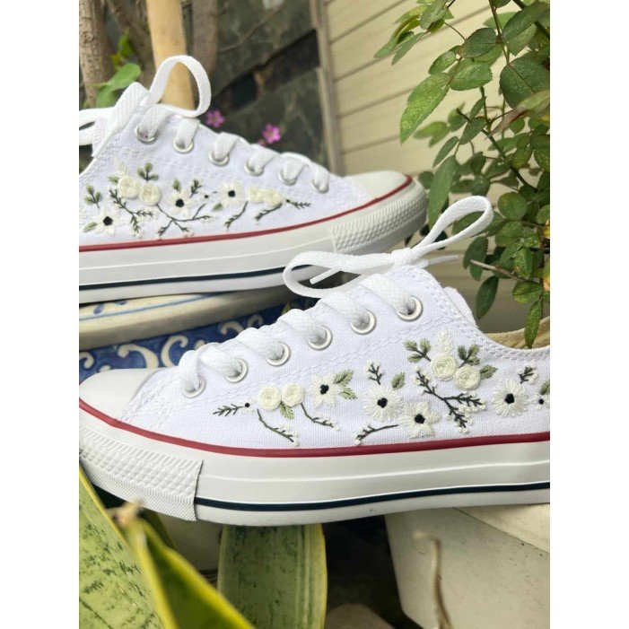 Renkli Çiçek Desenli Özel Nakışlı Beyaz Sneaker Renkli Çiçek Desenli Özel Nakışlı Beyaz Sneaker