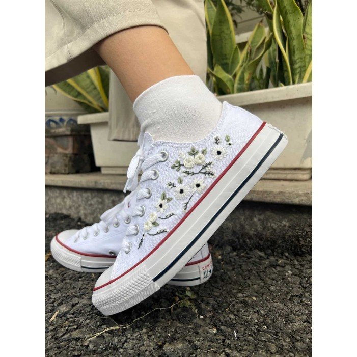 Renkli Çiçek Desenli Özel Nakışlı Beyaz Sneaker Renkli Çiçek Desenli Özel Nakışlı Beyaz Sneaker