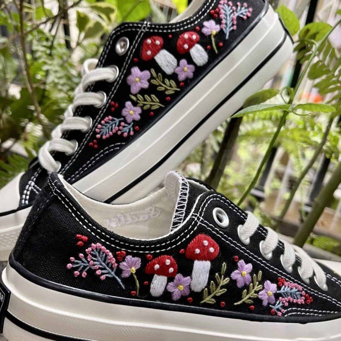 Renkli Çiçek Desenli Özel Nakışlı Siyah Sneaker Renkli Çiçek Desenli Özel Nakışlı Siyah Sneaker
