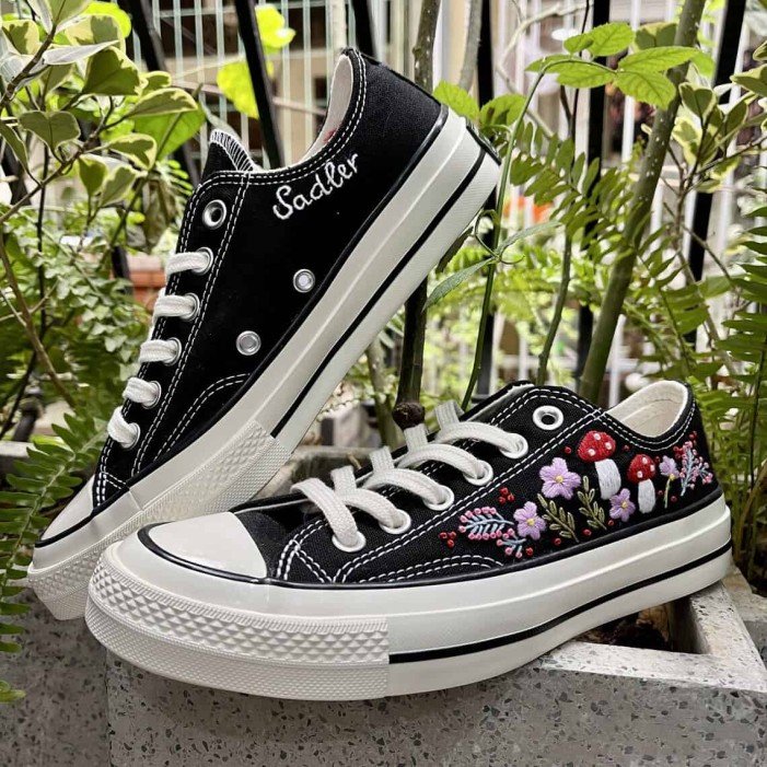 Renkli Çiçek Desenli Özel Nakışlı Siyah Sneaker Renkli Çiçek Desenli Özel Nakışlı Siyah Sneaker