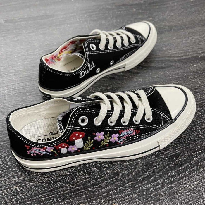 Renkli Çiçek Desenli Özel Nakışlı Siyah Sneaker Renkli Çiçek Desenli Özel Nakışlı Siyah Sneaker