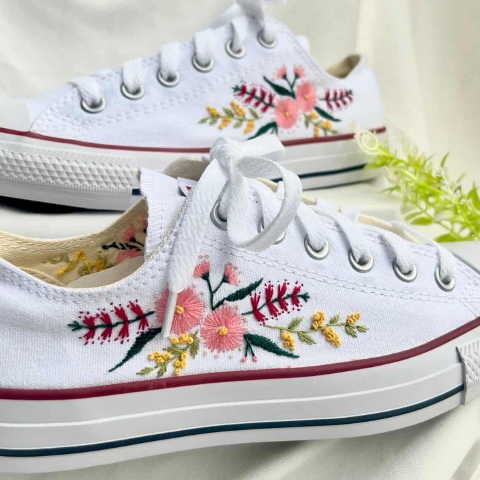 Renkli Çiçek Desenli Özel Nakışlı Beyaz Sneaker Renkli Çiçek Desenli Özel Nakışlı Beyaz Sneaker