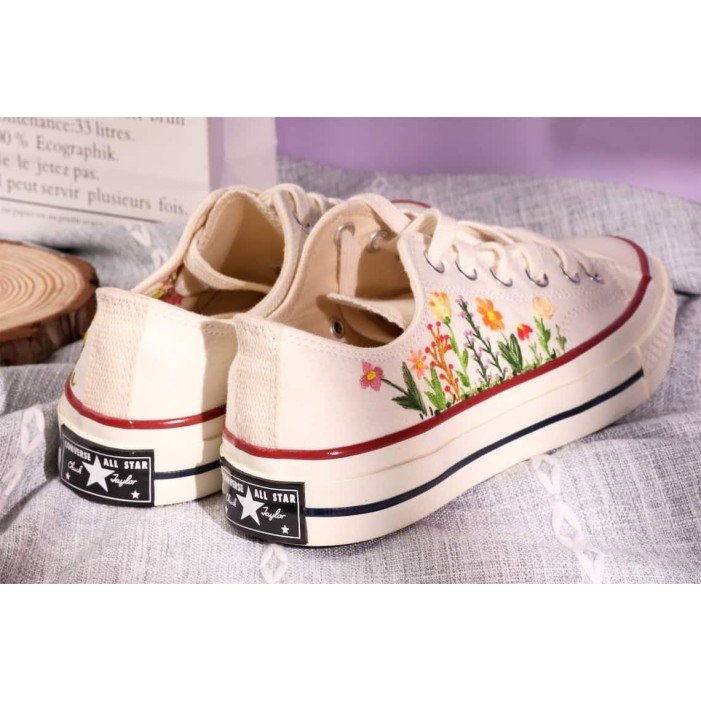 Renkli Çiçek Desenli Özel Nakışlı Beyaz Sneaker Renkli Çiçek Desenli Özel Nakışlı Beyaz Sneaker