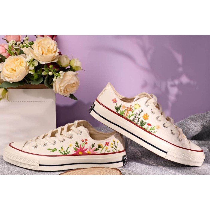 Renkli Çiçek Desenli Özel Nakışlı Beyaz Sneaker Renkli Çiçek Desenli Özel Nakışlı Beyaz Sneaker