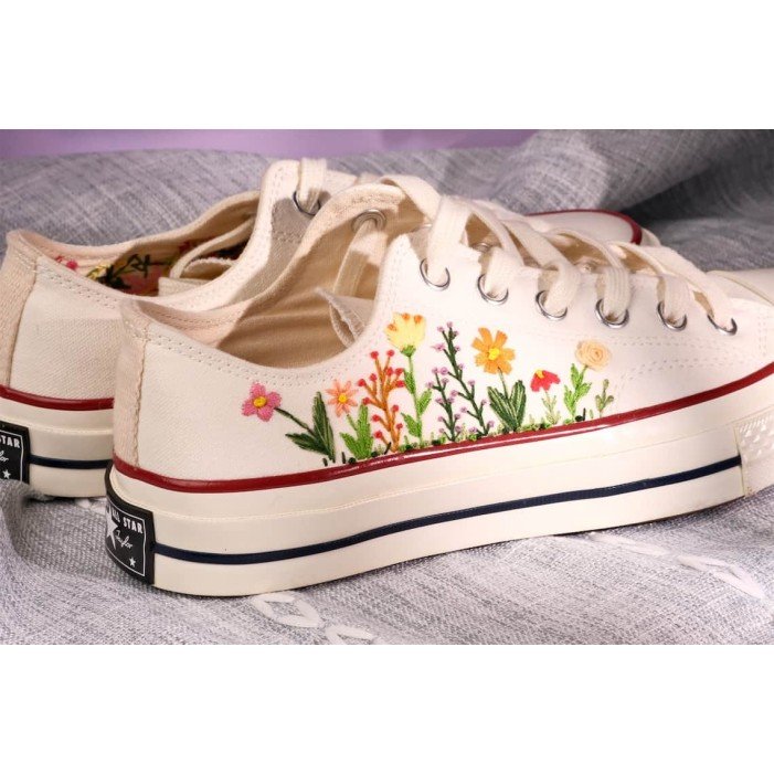 Renkli Çiçek Desenli Özel Nakışlı Beyaz Sneaker Renkli Çiçek Desenli Özel Nakışlı Beyaz Sneaker