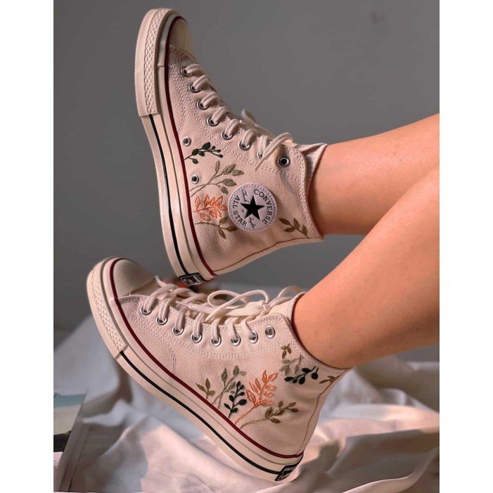 Renkli Çiçek Desenli Özel Nakışlı Beyaz Sneaker Renkli Çiçek Desenli Özel Nakışlı Beyaz Sneaker