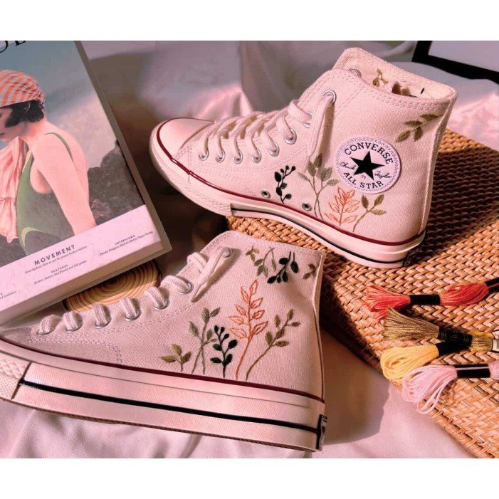 Renkli Çiçek Desenli Özel Nakışlı Beyaz Sneaker Renkli Çiçek Desenli Özel Nakışlı Beyaz Sneaker