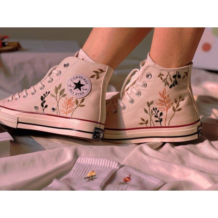 Renkli Çiçek Desenli Özel Nakışlı Beyaz Sneaker Renkli Çiçek Desenli Özel Nakışlı Beyaz Sneaker