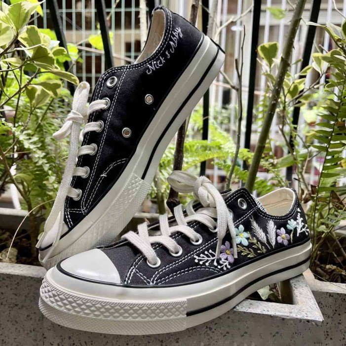 Renkli Çiçek Desenli Özel Nakışlı Siyah Sneaker Renkli Çiçek Desenli Özel Nakışlı Siyah Sneaker