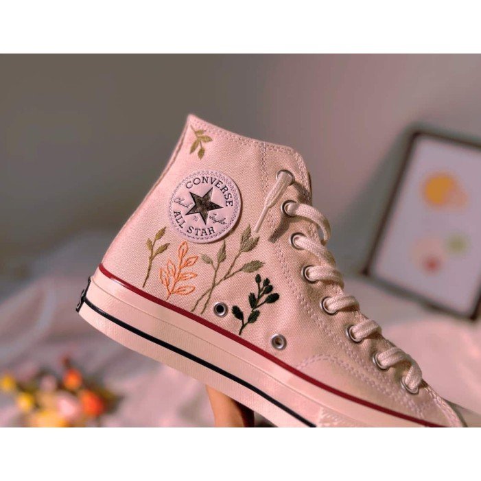 Renkli Çiçek Desenli Özel Nakışlı Beyaz Sneaker Renkli Çiçek Desenli Özel Nakışlı Beyaz Sneaker