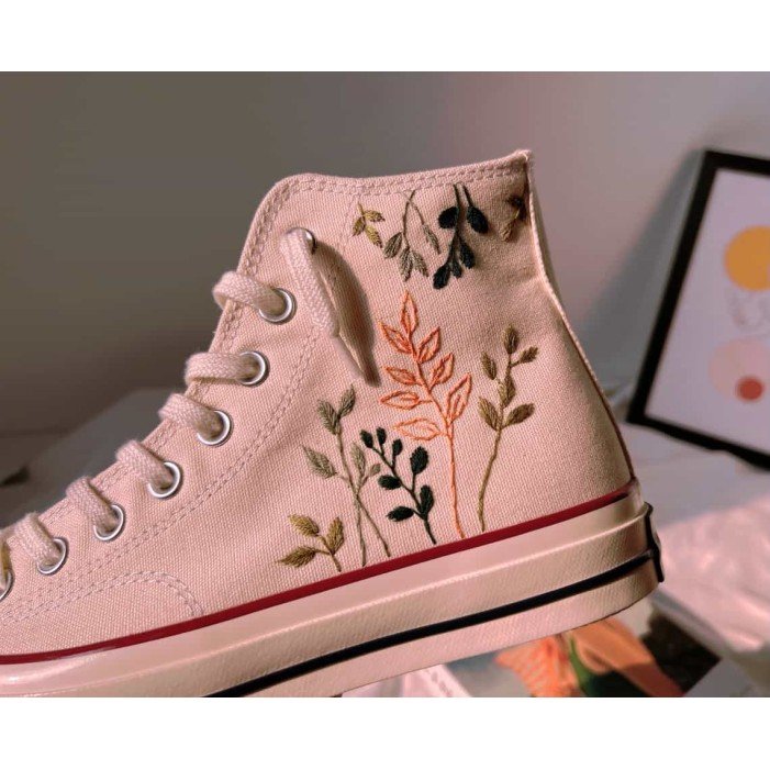 Renkli Çiçek Desenli Özel Nakışlı Beyaz Sneaker Renkli Çiçek Desenli Özel Nakışlı Beyaz Sneaker