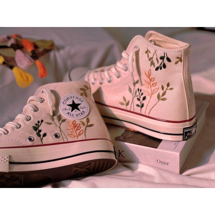 Renkli Çiçek Desenli Özel Nakışlı Beyaz Sneaker Renkli Çiçek Desenli Özel Nakışlı Beyaz Sneaker