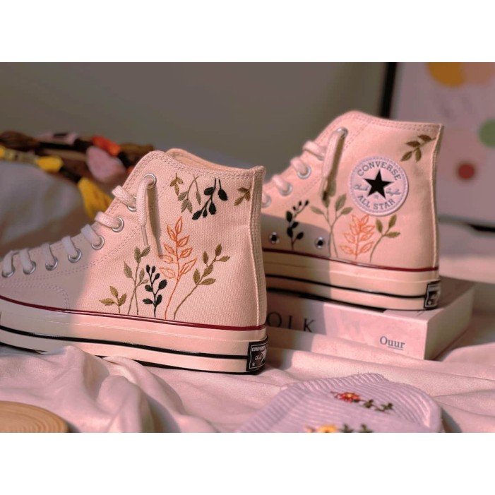 Renkli Çiçek Desenli Özel Nakışlı Beyaz Sneaker Renkli Çiçek Desenli Özel Nakışlı Beyaz Sneaker
