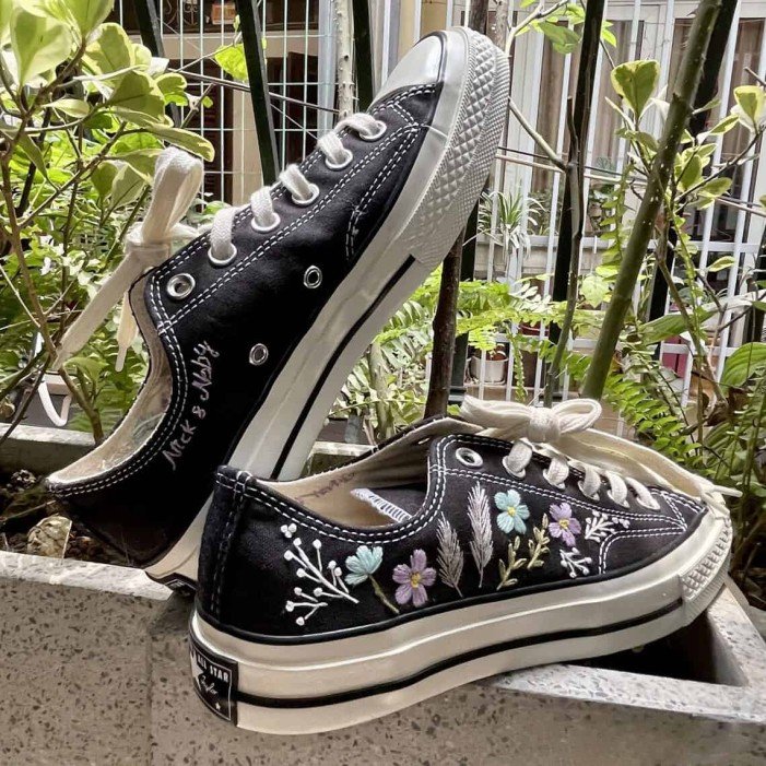 Renkli Çiçek Desenli Özel Nakışlı Siyah Sneaker Renkli Çiçek Desenli Özel Nakışlı Siyah Sneaker