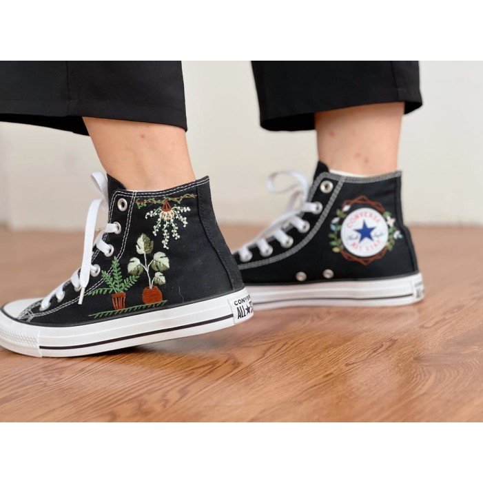 Renkli Çiçek Desenli Özel Nakışlı Siyah Sneaker Renkli Çiçek Desenli Özel Nakışlı Siyah Sneaker