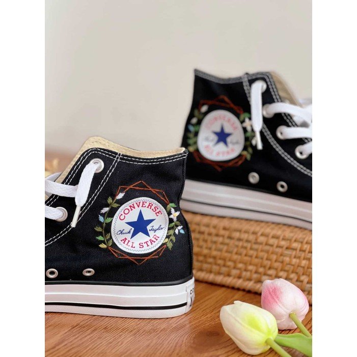 Renkli Çiçek Desenli Özel Nakışlı Siyah Sneaker Renkli Çiçek Desenli Özel Nakışlı Siyah Sneaker